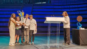 Les élèves du DITEP La Forge reçoivent le prix de l'audace culturelle et artistique.