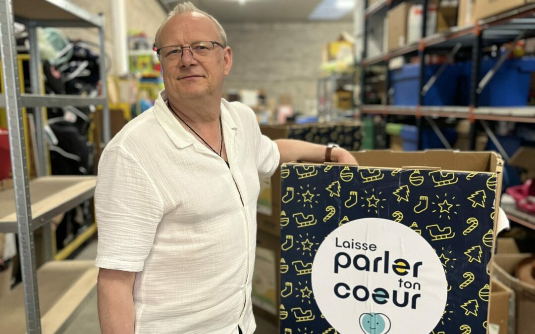 Jean Daniel, encadrant technique à Carijou, nous explique son métier qui consiste à organiser collectes et vente de jouets d'occasion.